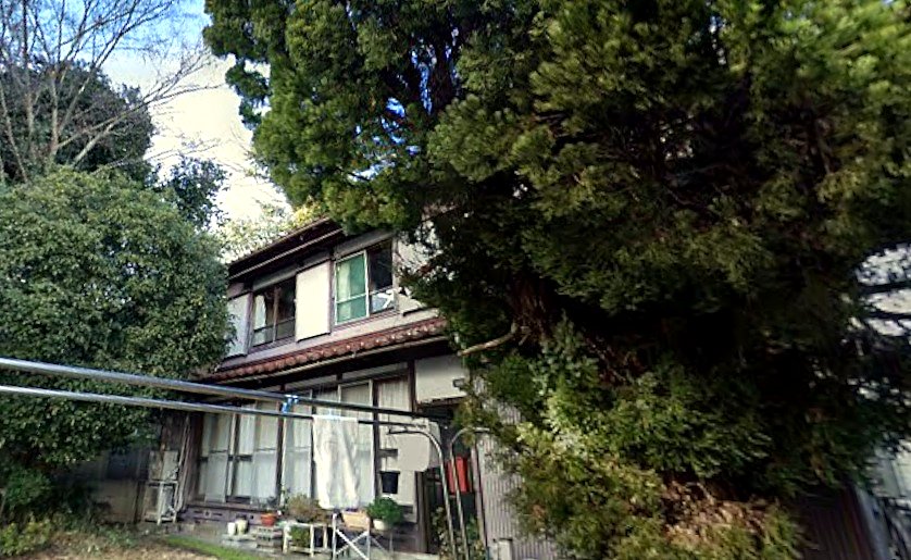解体前の木造住宅、樹木に囲まれている
